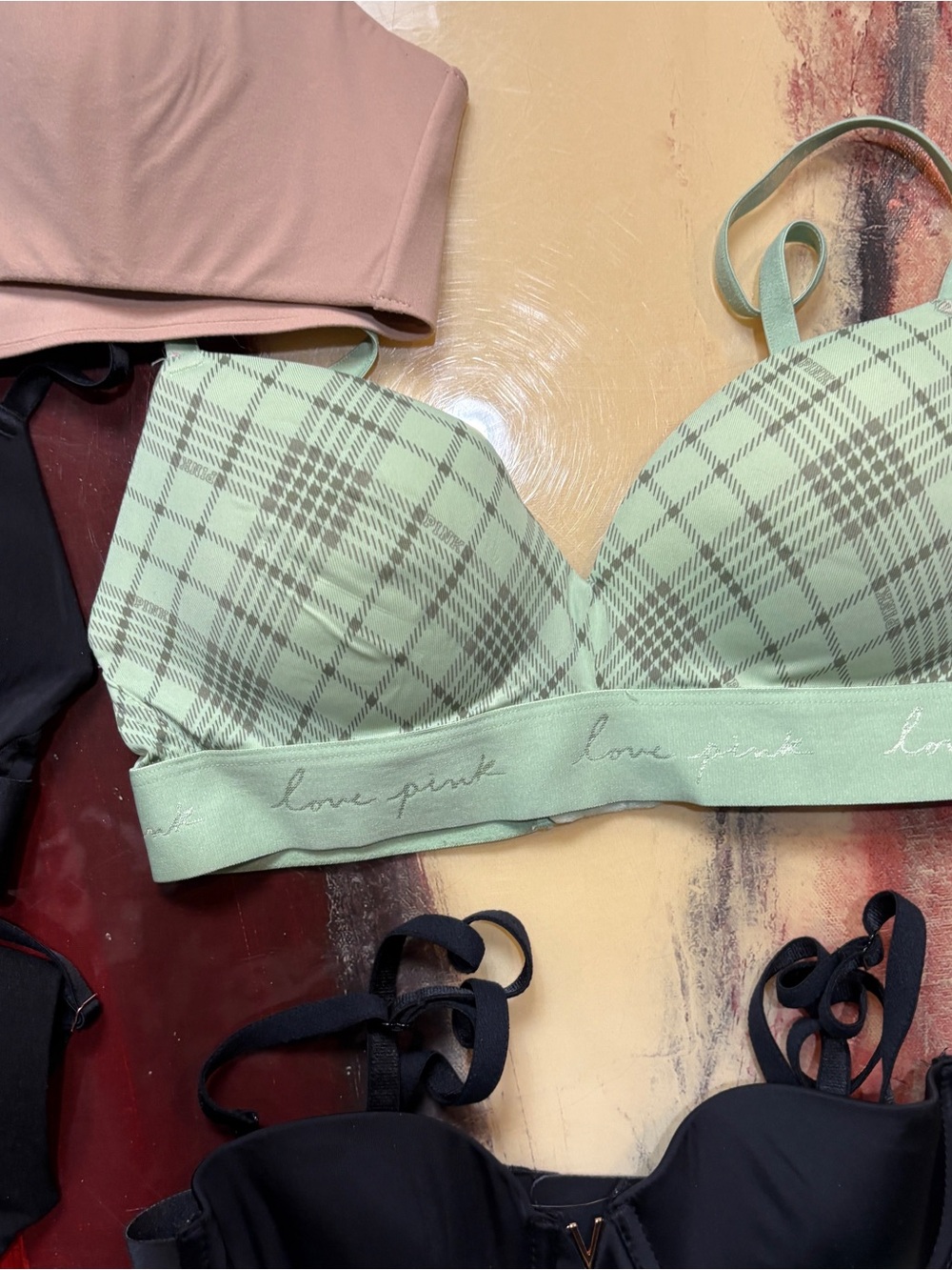 Lot of 7 Victoria’s secret/Pink bras - smaller sizes - Picture 5 of 6